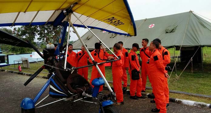 Penerbangan Microlight Trike Latihan Terbang di Lanud Sukani