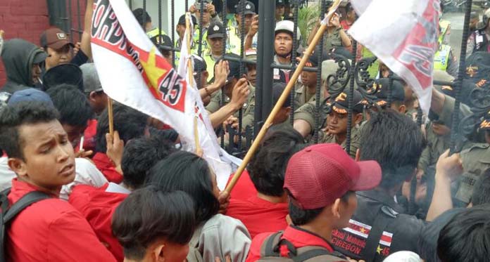 Massa Fordisma Luruk Gedung DPRD, Desak Revisi Perda RTRW