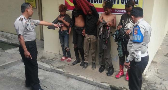 Polisi Ciduk 5 Gepeng yang Nongkrong di Lampu merah Palimanan