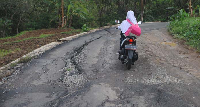 Duh, Kerusakan Jalan Cinambo Semakin Parah