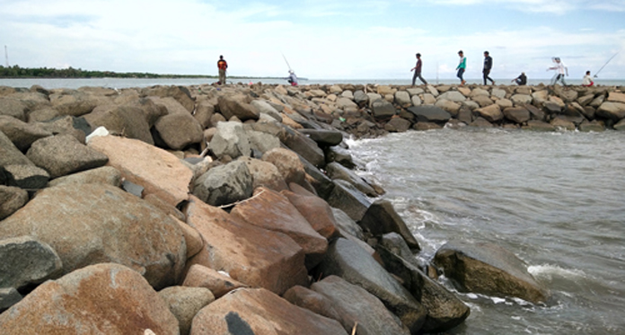 Jety di Muara Bugel Dangkal Hambat Lalu Lalang Perahu