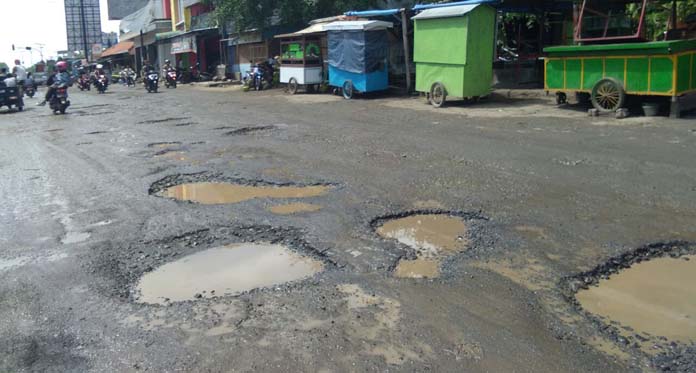 Perbaikan Tambal Sulam, Jalan Pasar Jungjang Rusak Lagi 