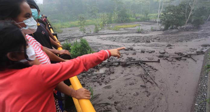 Warga Dikejutkan dengan Lahar Dingin, Mirip saat Letusan 1963