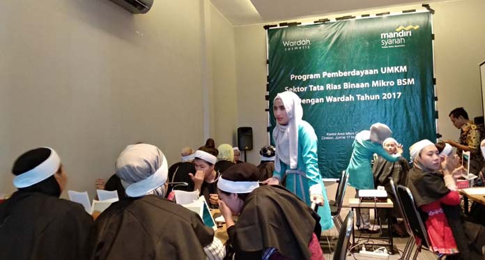 Gandeng Wardah, BSM Cirebon Beri Pelatihan Tata Rias untuk Nasabah UMKM