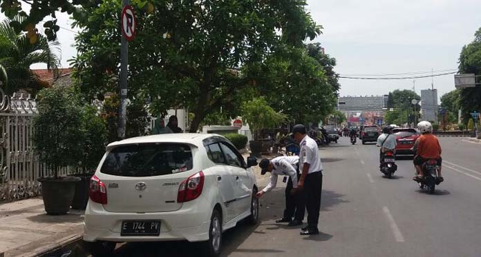 Parkir Sembarangan, Ban Kendaraan Digembosi, Denda Rp500 Ribu