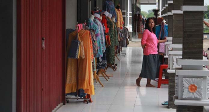 Petugas Tertibkan Pedagang yang Malas Jualan di Pasar Batik