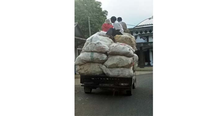 Bahaya! Pikap Rongsok Bawa Penumpang dan Muatan Berlebih