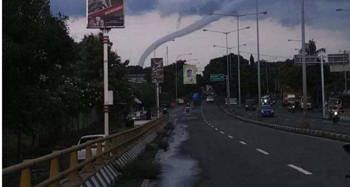 Angin Puting Beliung Porak Porandakan Rumah dan Reklame di Cirebon