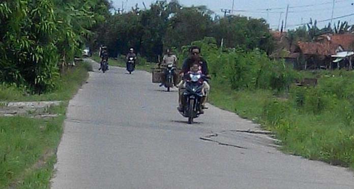 Berbahaya! Beton Jalan Raya Bondan Amblas