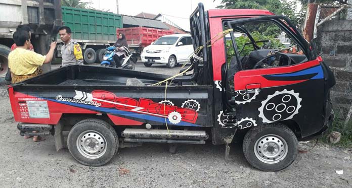 Carry Hantam Truk Tronton, 3 Korban Luka Dilarikan ke Rumah Sakit