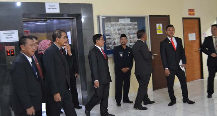 Dugaan Korupsi di RSUD Waled Terendus KPK, Suwanta-Ali Mughayat Kaget