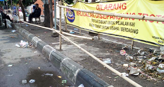DLH Gandeng Instansi dan Masyarakat Bersihkan Sampah di Ruas Jalan