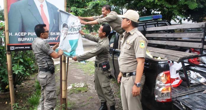 Satpol PP Turunkan Ratusan Spanduk Kedaluarsa