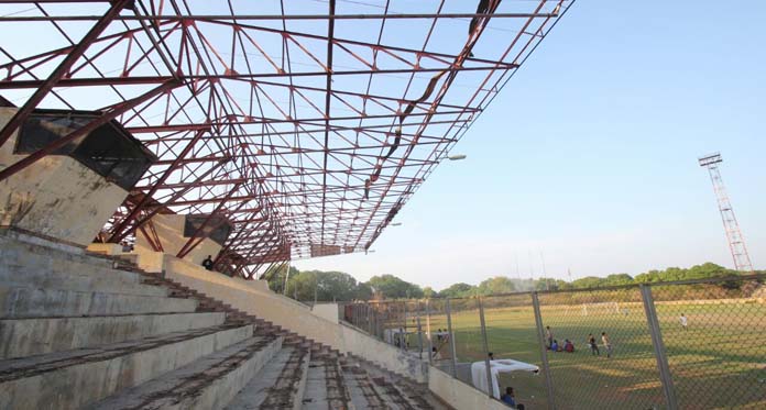 Renovasi Stadion Bima Hampir Rampung,  Pengecatan Rangka Tribun Bagian Tersulit
