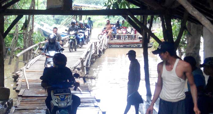 Sempat Meluap, Perahu Tambangan di Sungai Cimanuk Kembali Beroperasi