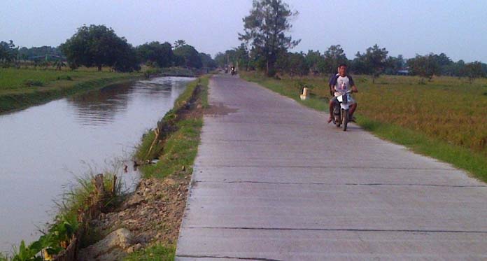 Jarak Tanggul-Jalan di Desa Malangsari Tinggal Satu Meter