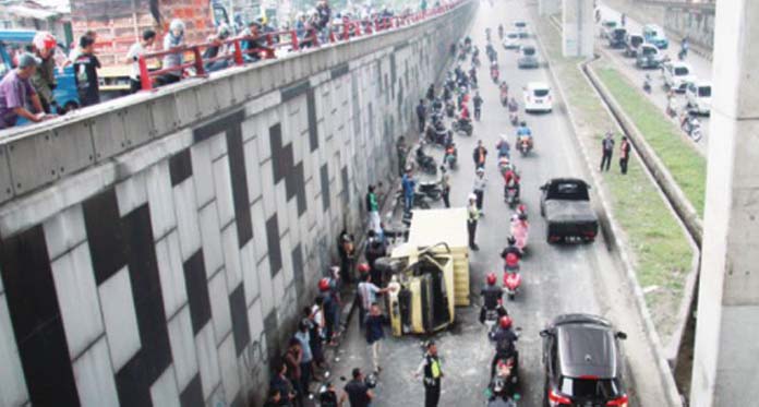 Asyik Nonton Mobil Terguling di Undepass Bogor, Warga Tewas Tertabrak KRL