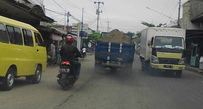 Warga Mengeluh, Truk Pengangkut Material Galian Tanpa Penutup Marak di Jalanan