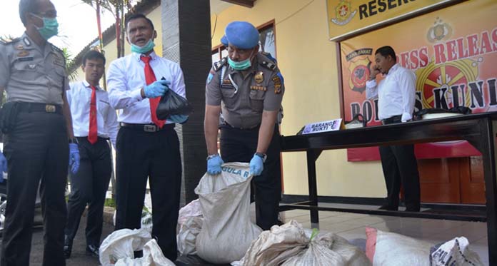 Polisi Gagalkan Pengiriman Ratusan Liter Tuak dari Jawa Tengah
