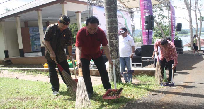 Kemenpar Kampanye Gerakan Sadar Wisata dan Aksi Sapta Pesona di Waduk Darma