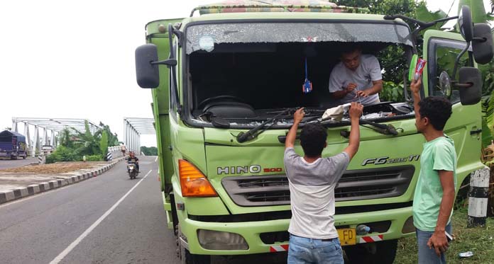 Hindari Siswa Omprengan, Truk Malah Tabrakan