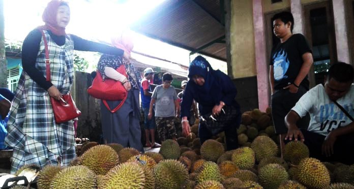 Kecewa Acara Festival, Warga Serbu Durian di Mandirancan