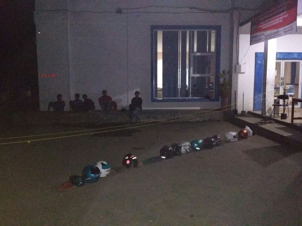 Wow, Malam Hari di Kantor Disdukcapil Cirebon Sudah Panjang Antrean Helm demi E-KTP
