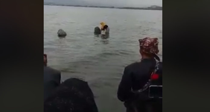 Viral Video Pasangan Selingkuh Direndam di Laut