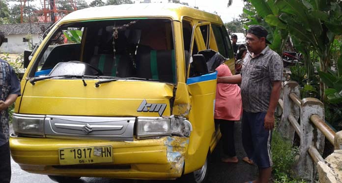 Hindari Truk TNI, Angkot Sarat Muatan Tabrak Jembatan