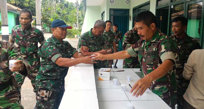 Anggota Koramil Sewilayah Indramayu Jalani Tes Urine