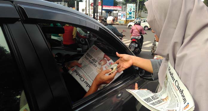 Momen Ulang Tahun, Karyawan Radar Cirebon Jajakkan Koran