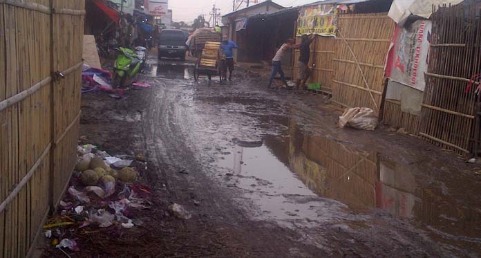 Akses Masuk Pasar dan Stasiun Jatibarang Mirip Kubangan