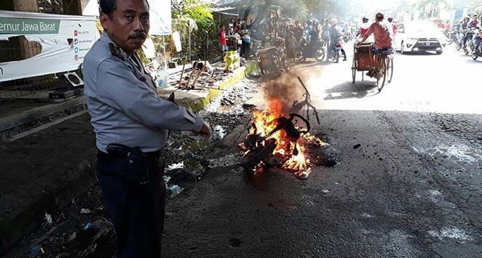 Sepeda Motor Hangus Terbakar, Penyebabnya HP di Jok Motor