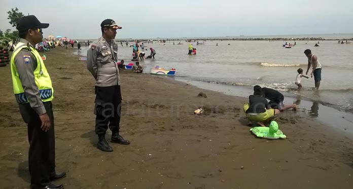 Liburan, Wisata Pantai Tirtamaya Banjir Pengunjung