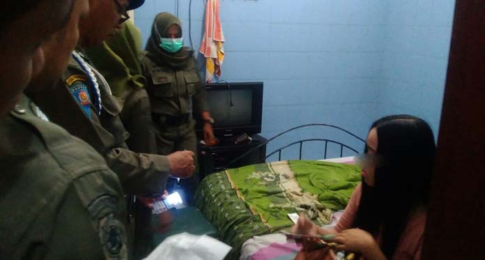 Satpol PP Cirebon Garuk 22 Pasangan Bukan Suami-Istri dan Sita Ratusan Botol Miras
