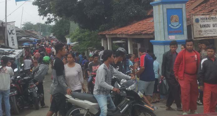 Jelang Malam Pergantian Tahun, Pasar Ikan Karangsambung Diserbu Warga