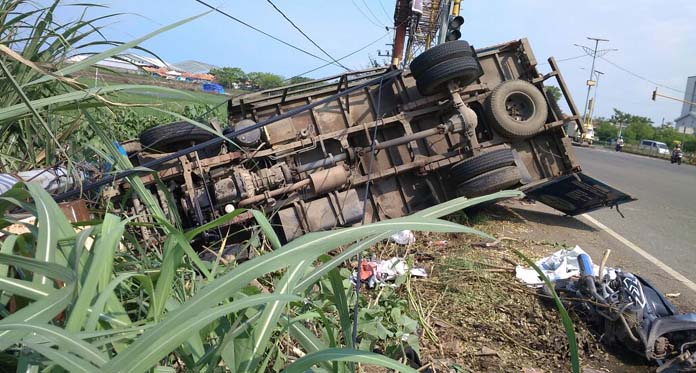 Pemotor Tewas Ditabrak Truk di Exit Tol Kanci