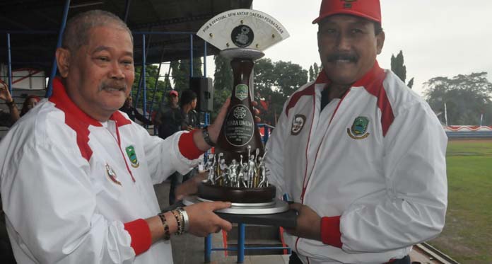 Tuan Rumah Juara Umum Porsenitas Kunci Bersama