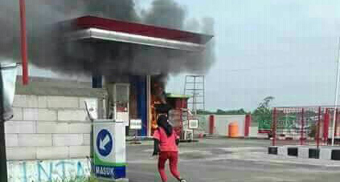 Isi Bensin Sambil Mainan HP, SPBU Wiyong Cirebon Terbakar