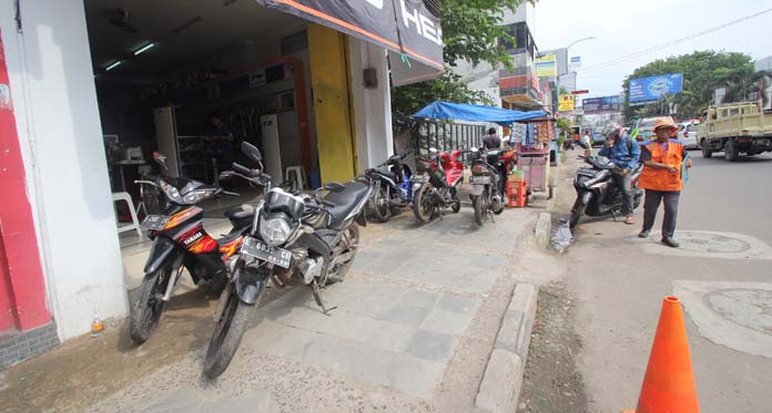 Alih Fungsi Trotoar di Kota Cirebon Merata