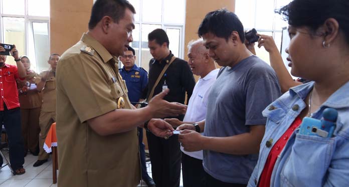 Walikota Cirebon Bagikan 200 Keping E-KTP untuk Warga Pekalipan