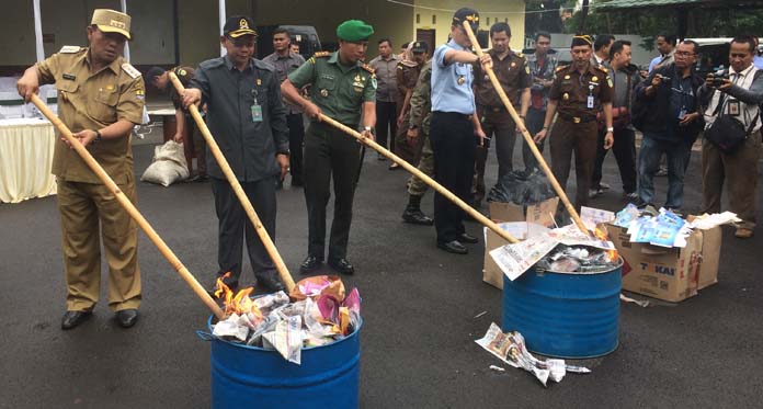 Kejari Cirebon Musnahkan Barang Bukti Narkoba, Miras hingga Pistol