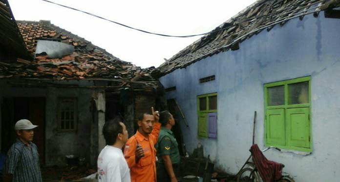 Angin Puting Beliung Sapu Puluhan Rumah di Dua Desa