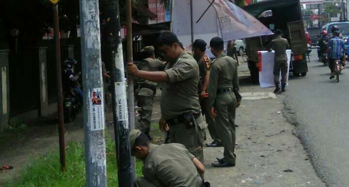 Langgar Perda, Satpol PP Tertibkan Spanduk Calon Kepala Daerah