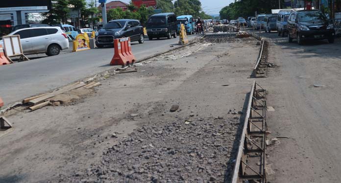 Besi Habis, Pekerjaan Proyek Betonisasi Jalan Cipto Mandek