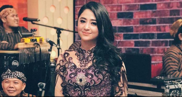 Dewi Perssik Terharu Dapat Ucapan Ulang Tahun