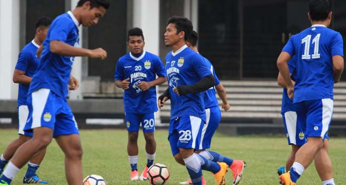 Eka Ramdani Kembali Berkostum Persib, Wanggai Dikontrak Satu Musim