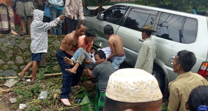 Asyik Ngobrol di Pinggir Jalan, 3 Mahasiswa Ditabrak Mobil, 1 Tewas