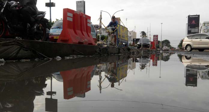 Betonisasi Jalan Cipto Tinggal 100 Meter, Trotoar Kurang Batu Alam