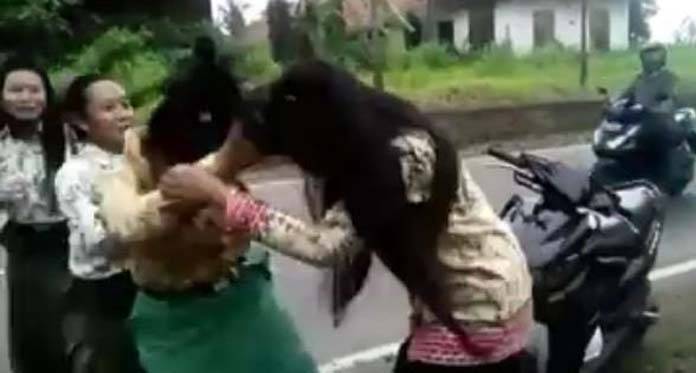 Dua Pelajar Perempuan Berkelahi di Pinggir Jalan Videonya Viral